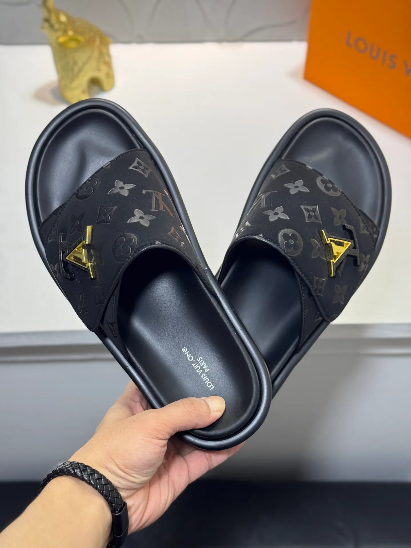 Men's Men's Shoes💰360 [New Style]🦇🦇Top Original [Louis Vuitton] Slippers for Couples👫Spring and Summer Style🎯🎯As an active family in the fashion industry ⭐ Lv takes bold innovation as its true nature ⚡Fabric and floral with hardware🔥Clean and neat ⚡Fashionable and elegant🌹Multiple colors available Size: 36-44 (45. Customized